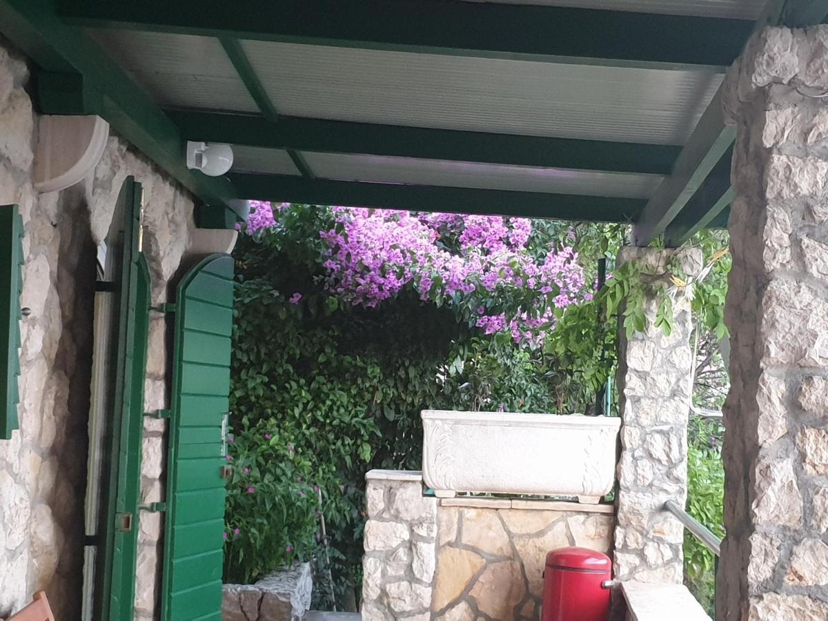 Cottage Holiday Home Оміш Екстер'єр фото